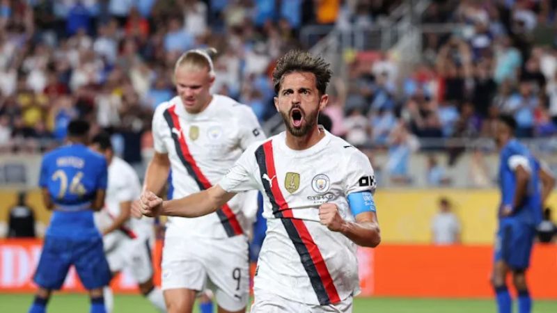 Bernardo Silva anotó el primer gol del partido al minuto 9, pero el Al Hilal protestó por una mano en la jugada anterior.