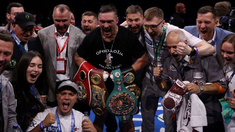 El ucraniano Oleksandr Usyk celebra su victoria sobre el británico Daniel Dubois en su combate por el título mundial indiscutible de peso pesado.
