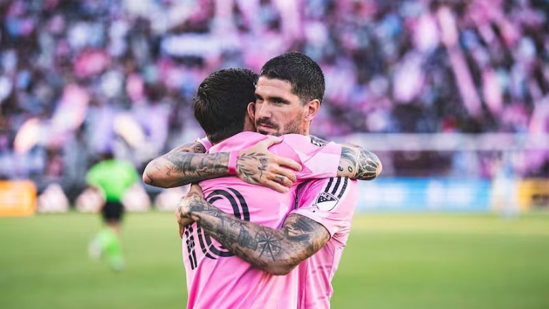 El volante argentino celebró el triunfo de su equipo junto a su capitán, Lionel Messi.