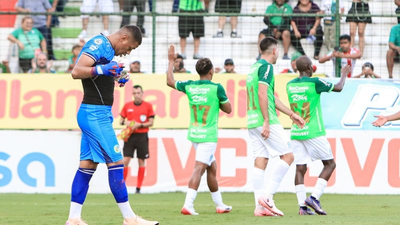 El portero del Juticalpa FC, Denovan Torres, es el fiel reflejo de lo que fue su equipo en el partido contra Marathón.
