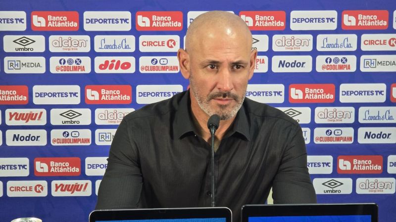 El técnico de Olimpia, Eduardo Espinel, justificó los 11 cambios que realizó frente a Lobos UPNFM.