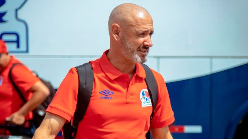 El técnico de Olimpia, Eduardo Espinel, no descarta la llegada de otro refuerzo al plantel albo.