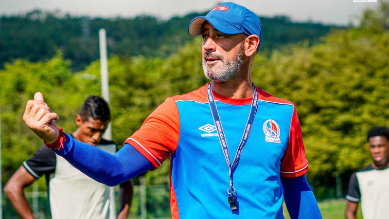 El técnico de Olimpia, Eduardo Espinel, asegura que la obligación será ir por el título del torneo de Apertura 2025-2026 y por la Copa Centroamericana de la Concacaf.