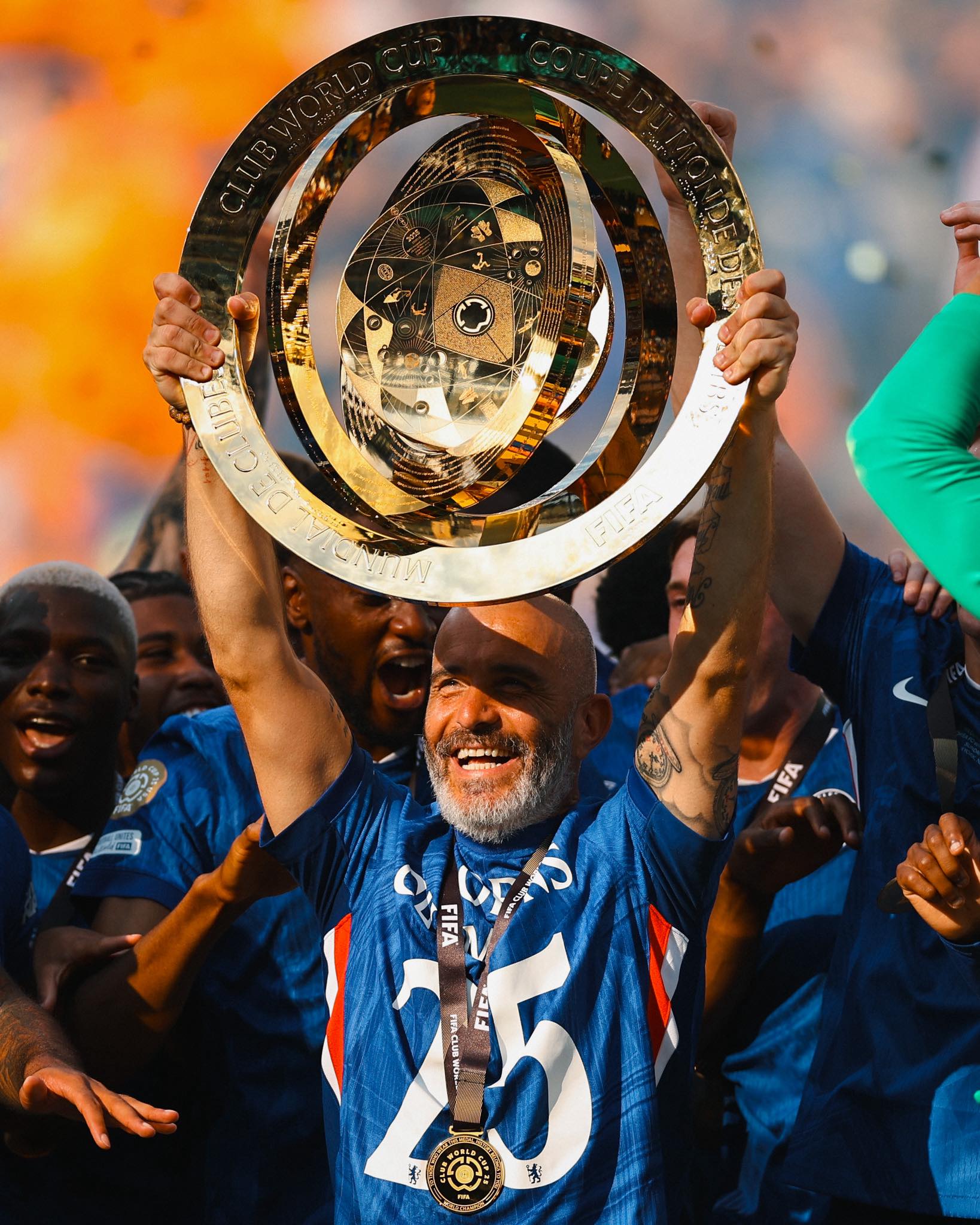 El italiano Enzo Maresca, levanta con orgullo el trofeo del primer Mundial de Clubes.