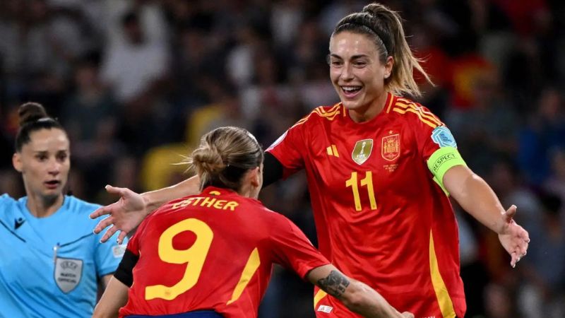 Las futbolistas Esther Gonzalez y Alexia Putellas celebrando el tercer gol del partido.