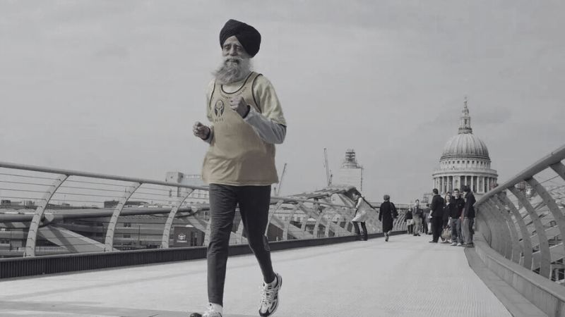 Fauja Singh, el corredor más viejo del mundo, murió a los 114 años en un accidente de tránsito.