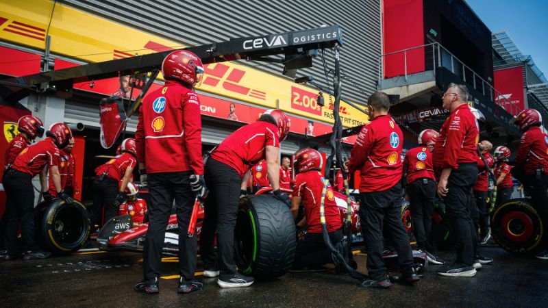 Miembros del equipo de boxes de Ferrari, entrenan tres días antes del Gran Premio de Bélgica de Fórmula 1 en el circuito de Spa-Francorchamps, en Spa.