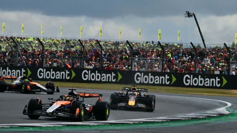 El piloto australiano de McLaren, Oscar Piastri, lidera por delante del piloto holandés de Red Bull Racing, Max Verstappen, durante el Gran Premio de Gran Bretaña de Fórmula Uno en el circuito de carreras de Silverstone.