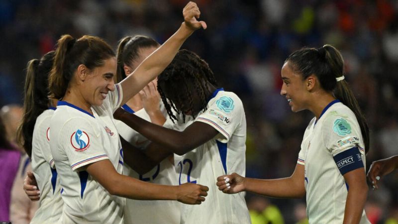 Las jugadoras francesas Sakina Karchaoui y Amel Majri celebran un gol ante Países Bajos, en Basilea.