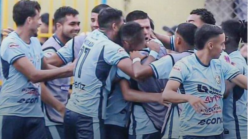 Los jugadores de Génesis Policía Nacional celebran el tanto anotado por Jonathan Paz.