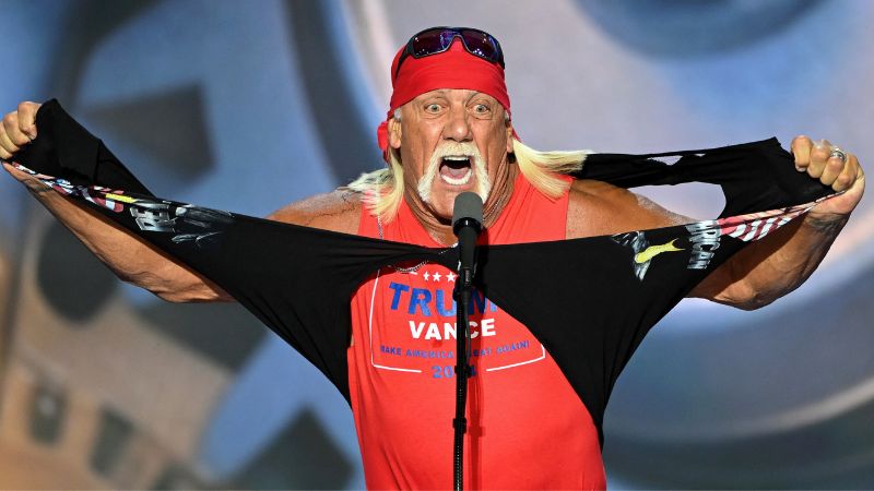 En la foto de archivo, el luchador profesional estadounidense Hulk Hogan se arranca la camisa para revelar una camiseta de la campaña de Trump-Vance.
