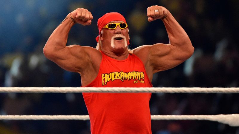 En la foto de archivo, la leyenda de la lucha libre Hulk Hogan saluda al público durante el PPV Crown Jewel de la World Wrestling Entertainment (WWE) en el Estadio Universitario Rey Saud de Riad.