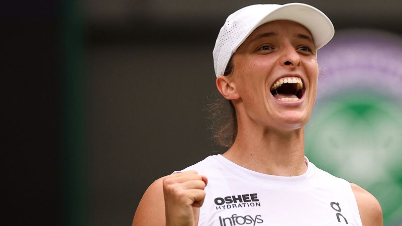 La polaca Iga Swiatek celebra después de ganar contra la rusa Liudmila Samsonova.