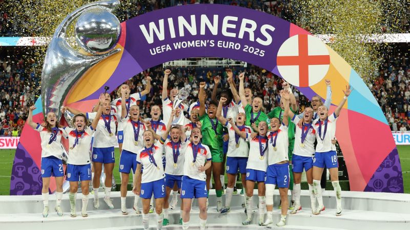 Las jugadoras de la selección de Inglaterra celebran la obtención del título de la Eurocopa 2025.