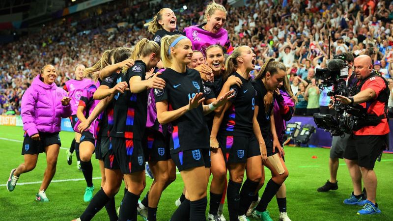 La selección femenina de Inglaterra se convierte en la primera finalista de la Eurocopa tras vencer a Italia con un marcador de 2 a 1.