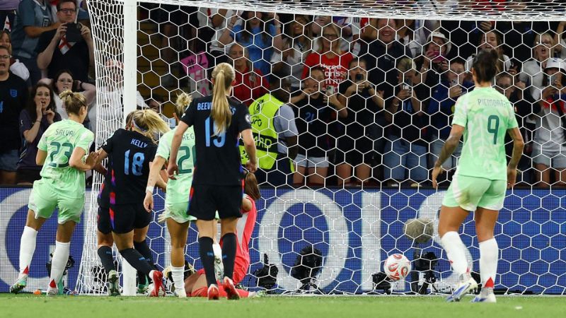 La delantera inglesa, Chloe Kelly, aprovechó el rebote de la arquera italiana para anotar el 2 a 1 final.
