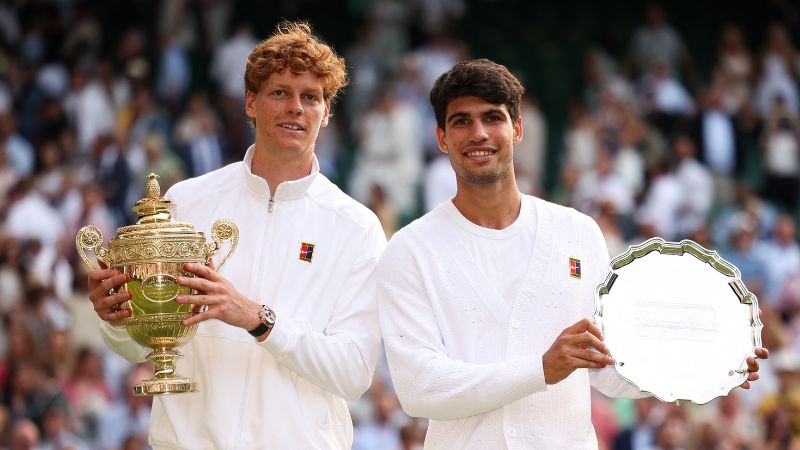 El italiano Jannik Sinner, sostiene el trofeo del ganador y el español Carlos Alcaraz, segundo clasificado.