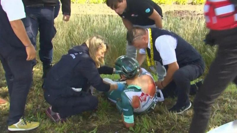 El ciclista belga cayó en el pavimento tras un choque en carrera.