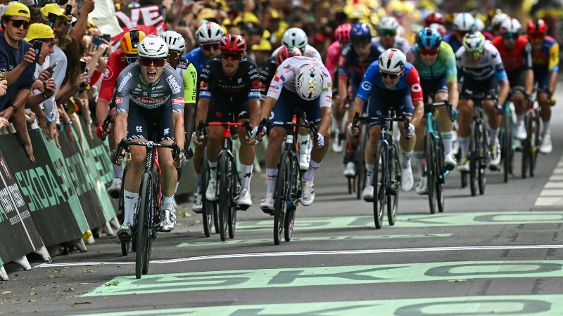 El ciclista belga Jasper Philipsen, del equipo Alpecin-Deceuninck, se alza con la victoria en la primera etapa de la 112.ª edición del Tour de Francia.