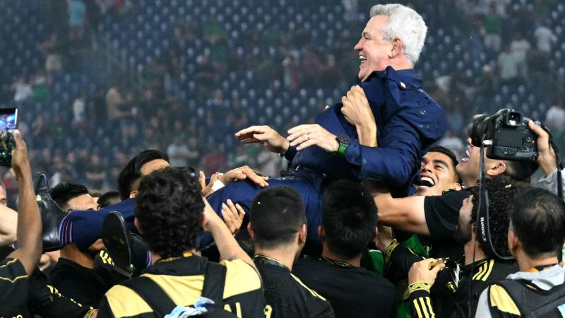 Los jugadores de México celebran su victoria lanzando al aire al entrenador de México, Javier Aguirre.