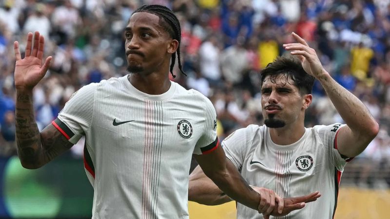El atacante brasileño evitó celebrar sus goles en señal de respeto hacia su ex equipo.