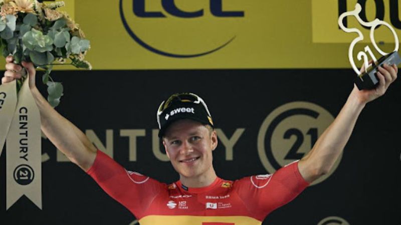El ciclista noruego Jonas Abrahamsen, del equipo Uno-X Mobility, celebra en el podio tras ganar la undécima etapa de la 112.ª edición del Tour de Francia.