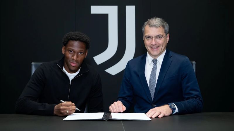El delantero canadiense, Jonathan David, firmó contrato como nuevo futbolista de la Juventus de Turín.