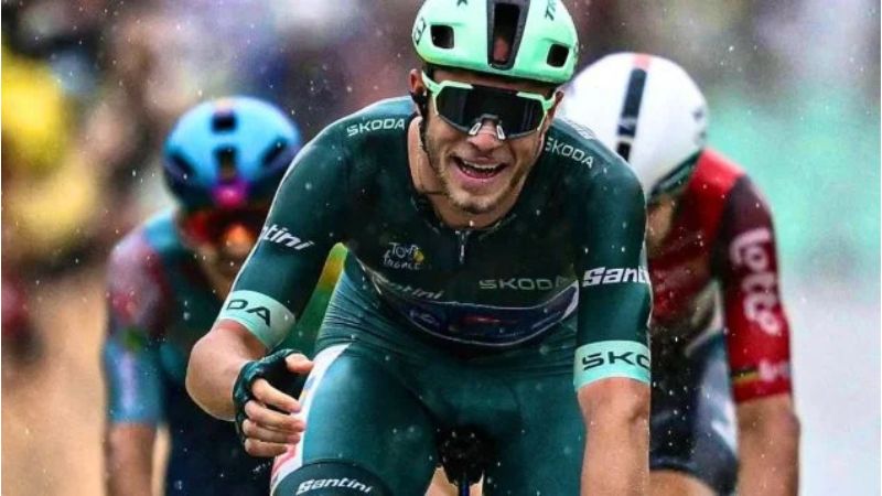 A pesar del clima, el italiano logró imponerse y conseguir su segunda victoria en el Tour.
