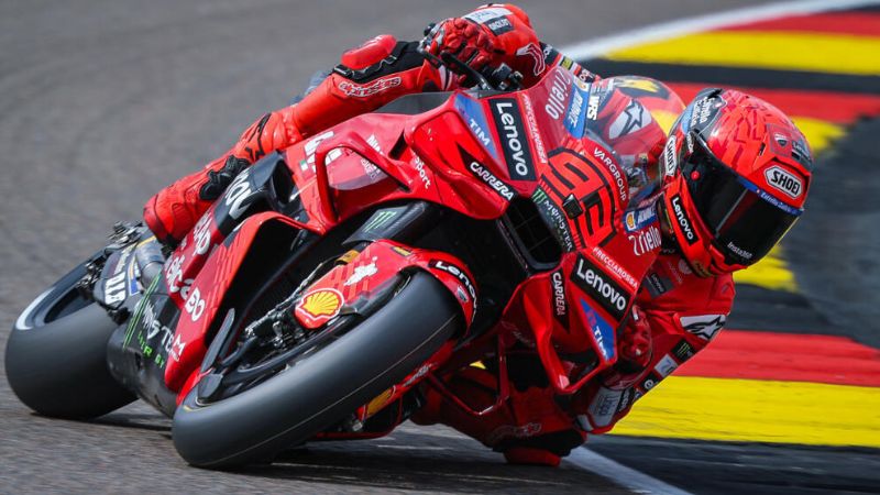 Jorge Martín pilota su moto durante la sesión de entrenamientos libres.
