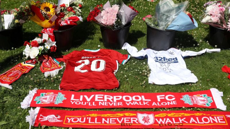 Los fanáticos de distintos equipos en Inglaterra, llevaron flores al estadio de Anfield como homenaje al atacante portugués.