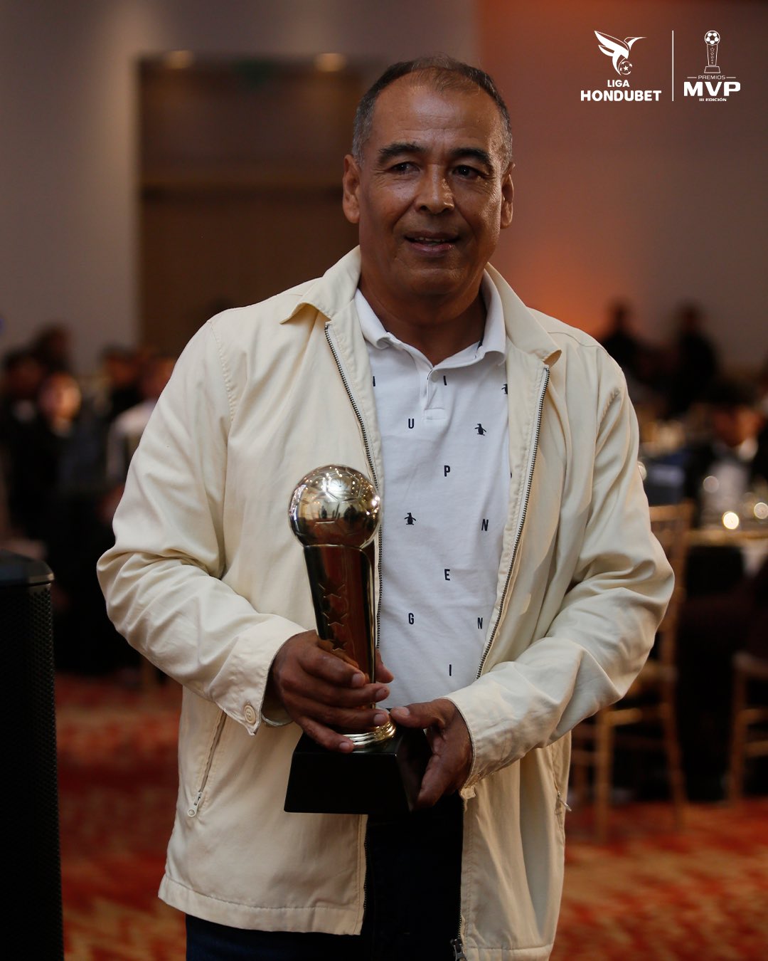Juan Flores recibió el premio al Mejor Entrenador de reservas del pasado torneo de Apertura.