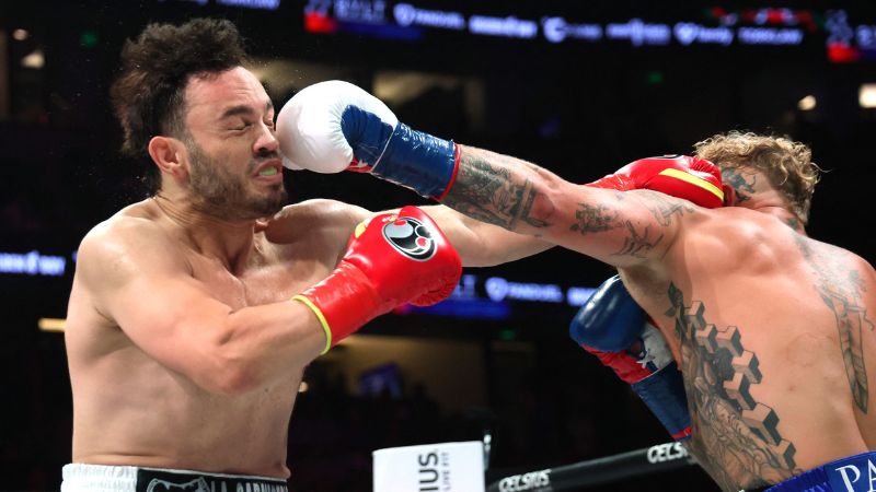 Jake Paul vence por decisión unánime a Julio César Chávez Jr. durante una pelea de peso crucero en el Honda Center.