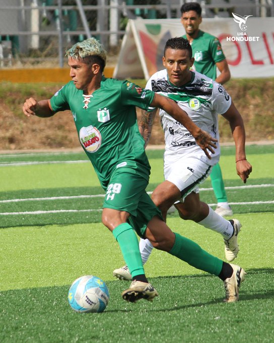 Carlos Pérez, del Platense, conduce el balón ante la marca de Luis Garrido, de Juticalpa FC.