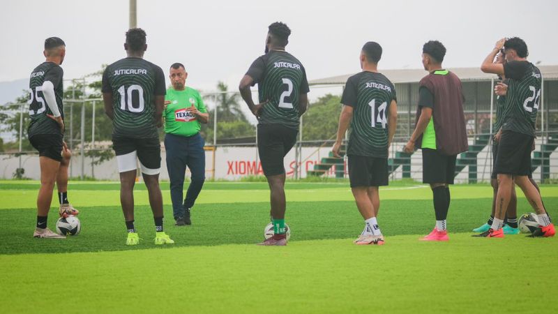 El técnico, José Humberto Rivera, trabaja con sus dirigidos sin saber si podrán visitar el viernes 18 de julio al nuevo inquilino de la Liga Nacional, CD Choloma.