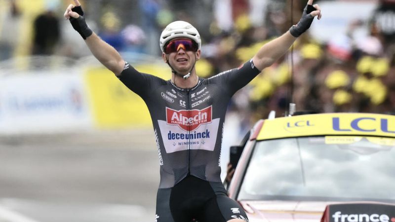 El ciclista australiano Kaden Groves del equipo Alpecin - Deceuninck llega a la meta.