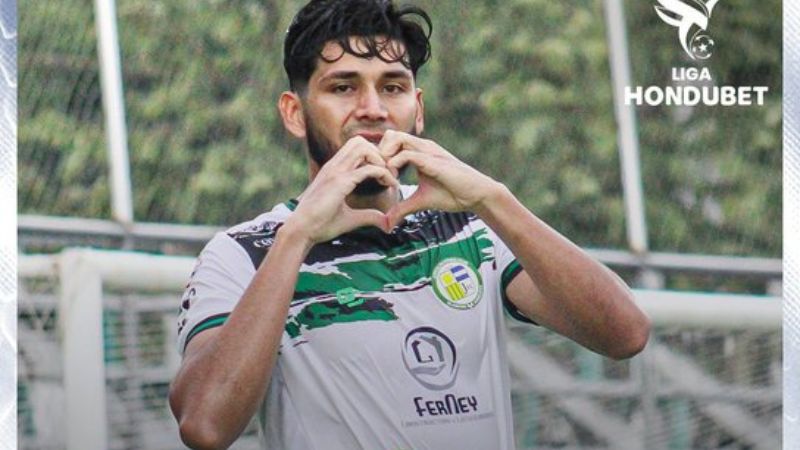 Kelvin Matute anotó desde el punto penal el único gol del Juticalpa FC frente a Platense.