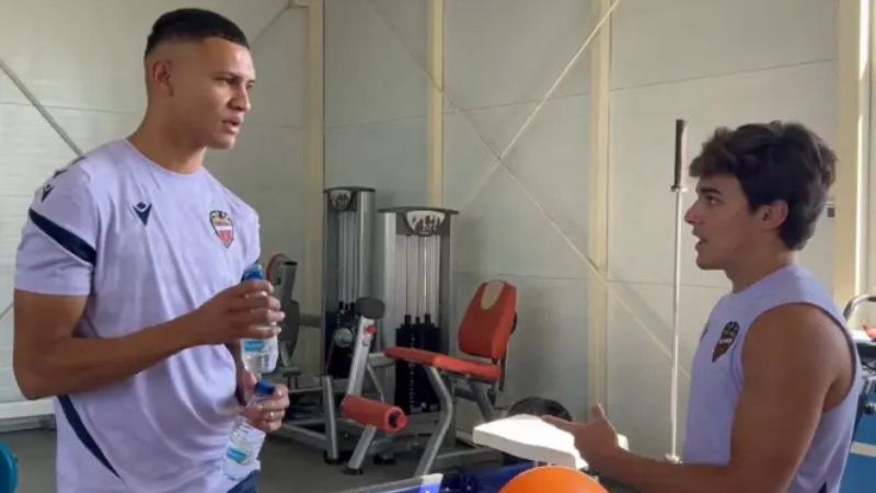 En su llegada al Levante, Kervin Arriaga, dialoga con su compañero Carlos Álvarez.