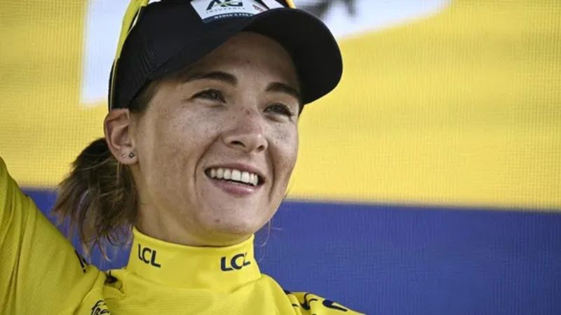 Kim Le Court logró mantener el maillot amarillo con una ventaja de 26 segundos sobre la francesa Pauline Ferrand-Prévot, segunda en la clasificación.