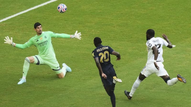 Randal Kolo Muani falló la primera opción de peligro tras enviarla por encima de la portería de Thibaut Courtois.