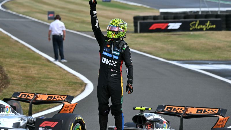 El piloto británico de McLaren, Lando Norris, celebra su victoria en el Gran Premio de Gran Bretaña de Fórmula 1 en el circuito de Silverstone.