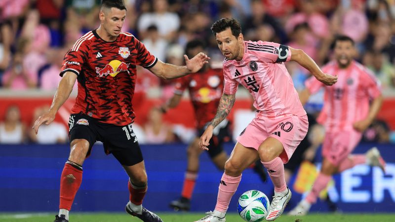 Lionel Messi del Inter Miami CF controla el balón bajo la presión de Sean Nealis de los New York Red Bulls.
