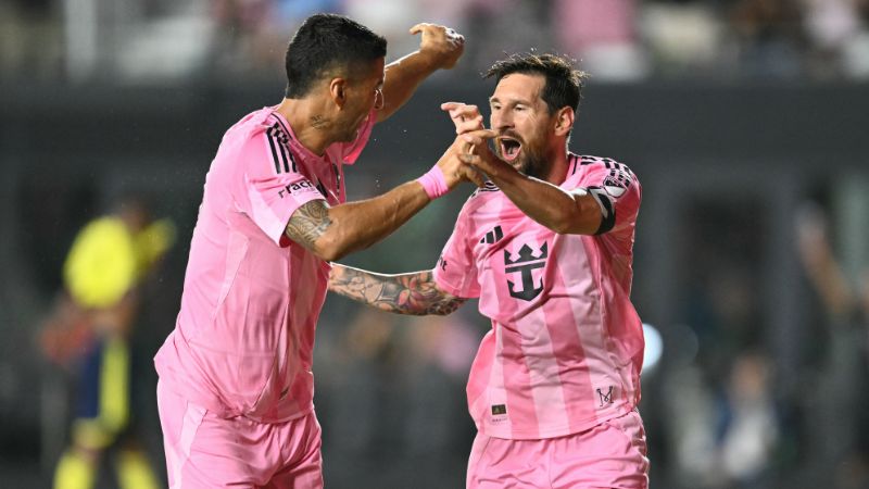 Lionel Messi y Luis Suárez celebran el segundo gol del Inter Miami frente al Nashville SC de Andy Najar.