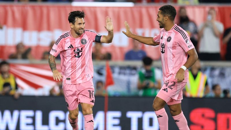Lionel Messi del Inter Miami CF celebra tras anotar el quinto gol de su equipo junto a su compañero Yannick Bright durante el partido contra New York Red Bulls.