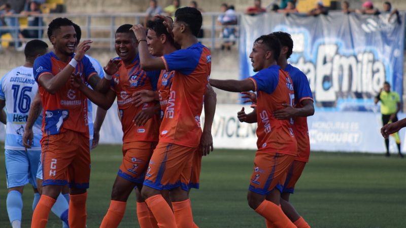 Los jugadores de Lobos UPNFM celebran el primer tanto del encuentro, anotado por Geremy Rodas.