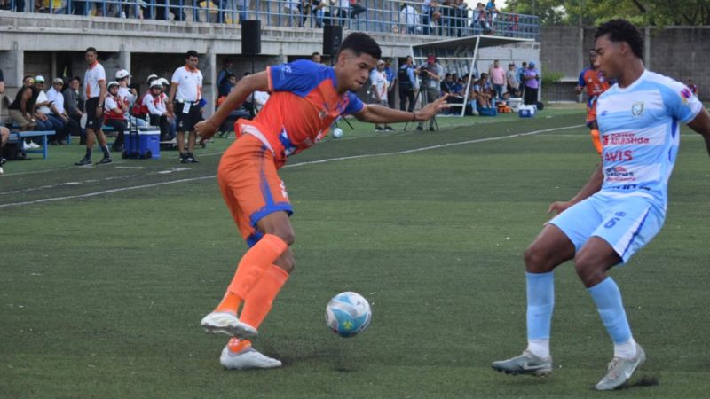 El "universitario" Geremy Rodas enfrenta al "policíaco", Alejandro Ramos.