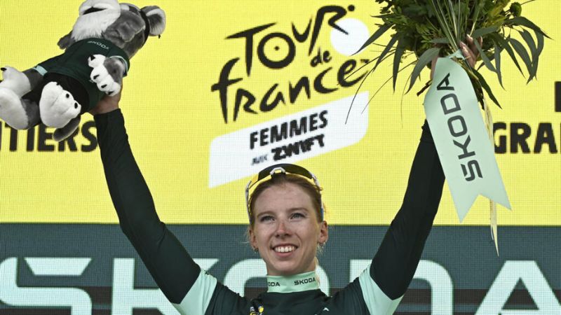 La ciclista holandesa del equipo SD Worx - Protime, Lorena Wiebes, celebra su maillot verde de mejor velocista en el podio de la cuarta etapa (de 9) de la cuarta edición del Tour de Francia femenino.