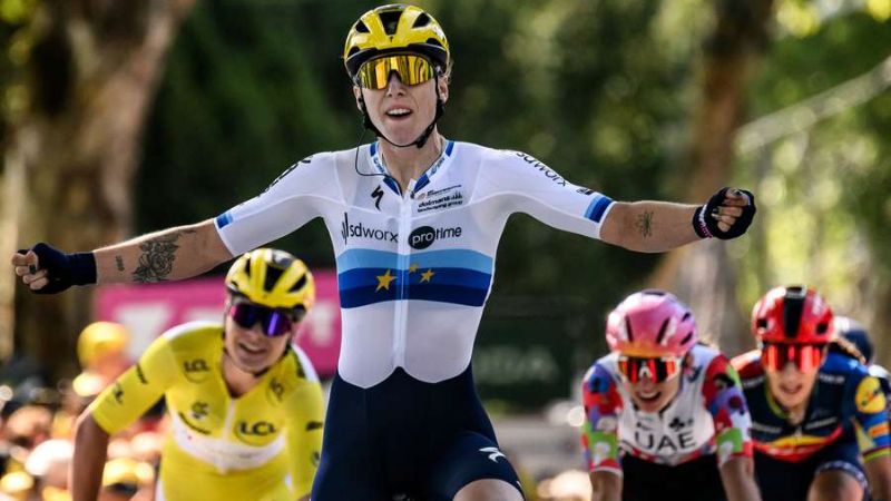 La ciclista holandesa del equipo SD Worx - Protime, Lorena Wiebes, celebra en el podio tras ganar la tercera etapa (de 9) de la cuarta edición del Tour de Francia femenino.