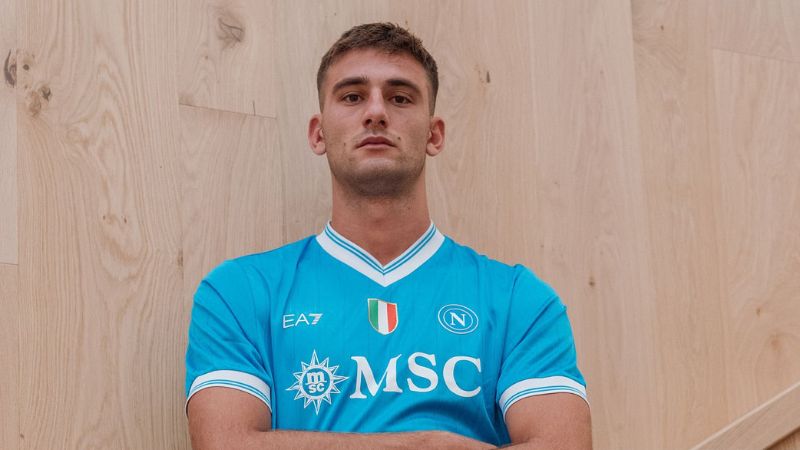 El delantero italiano de 25 años, Lorenzo Lucca, firmó como nuevo futbolista del Nápoles.