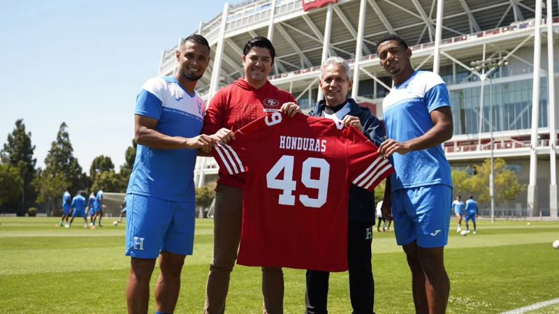 Los San Francisco 49ers, de la NFL, le hicieron llegar una camisa oficial a la Selección Nacional de Honduras.