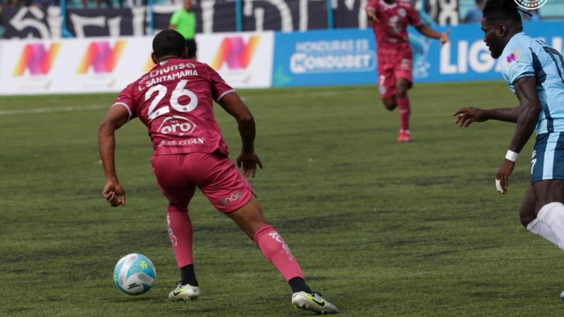 El defensa de Motagua, Luis Santamaría Crisanto, supera la marca del delantero de Génesis Policía Nacional, Denilson "Camavinga" Núñez.